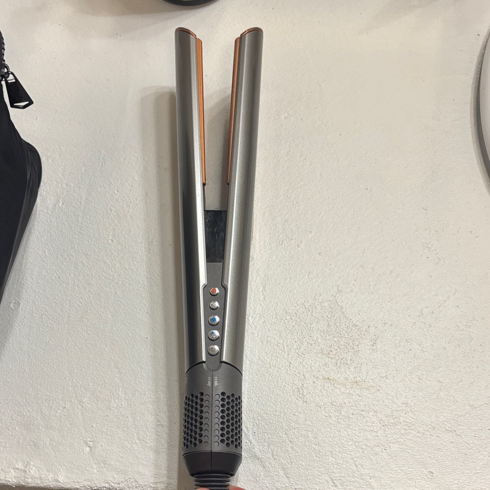 Dyson Hair straightener - Picture 3 of 3